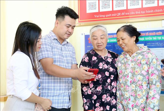 Từ việc tra cứu qua mã QR tại các Nhà Văn hóa người dân biết được quy trình thực hiện, thành phần hồ sơ từ đó thực hiện các thủ tục hành chính thuận lợi, tiết kiệm thời gian và chi phí đi lại. Ảnh: Thế Duyệt – TTXVN 