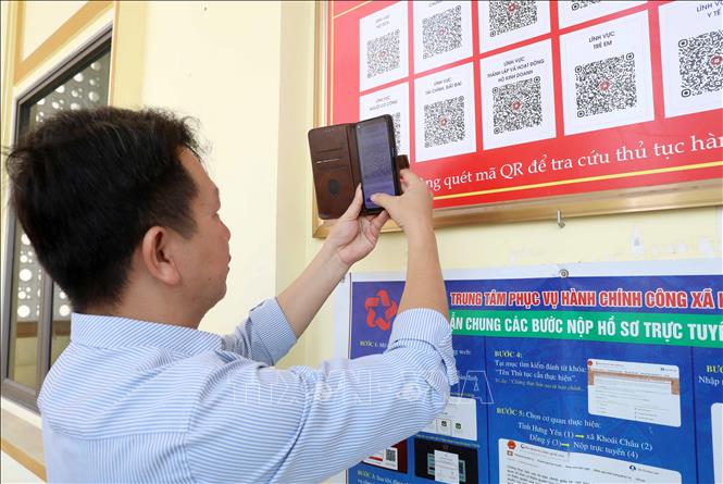 Người dân tra cứu việc thực hiện các thủ tục công trực tuyến tại Nhà Văn hóa thôn An Cảnh, xã Khoái Châu. Ảnh: Thế Duyệt – TTXVN