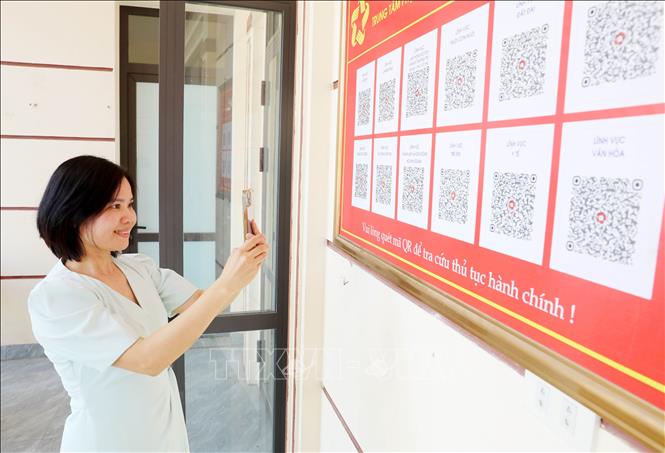 Người dân thuận tiện tra cứu việc thực hiện các thủ tục hành chính công trực tuyến tại Nhà Văn hóa khu phố Vinh Quang, thôn Phố Phủ, xã Khoái Châu. Ảnh: Thế Duyệt – TTXVN