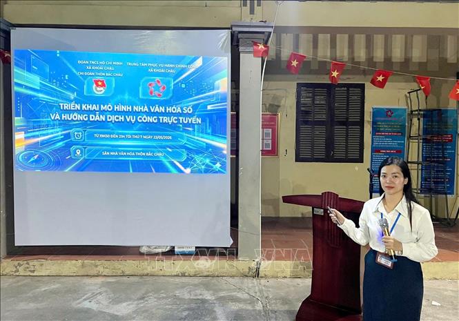 Cán bộ Trung tâm Phục vụ Hành chính công xã Khoái Châu hướng dẫn người dân thực hiện các thủ tục hành chính trên không gian số. Ảnh: Thế Duyệt – TTXVN