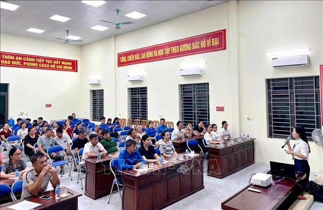 Cán bộ Trung tâm Phục vụ Hành chính công xã Khoái Châu hướng dẫn người dân thực hiện các thủ tục hành chính trên không gian số. Ảnh: Thế Duyệt – TTXVN