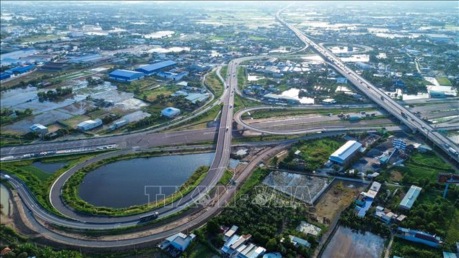 Tuyến cao tốc Bến Lức – Long Thành góp phần rút ngắn thời gian di chuyển, tăng cường kết nối giao thông giữa Đông Nam Bộ và Đồng bằng sông Cửu Long. Ảnh: Giang Phương - TTXVN