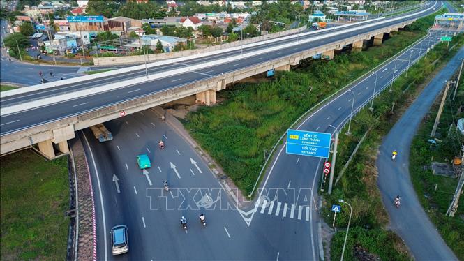 Biển chỉ dẫn lên tuyến cao tốc Bến Lức – Long Thành, trục giao thông kết nối vùng Đông Nam Bộ với Đồng bằng sông Cửu Long. Ảnh: Giang Phương - TTXVN