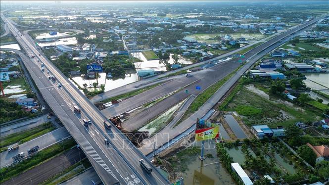 Cao tốc Bến Lức – Long Thành từng bước phát huy hiệu quả, tạo thuận lợi cho hoạt động vận chuyển hàng hóa và phát triển logistics. Ảnh: Giang Phương - TTXVN