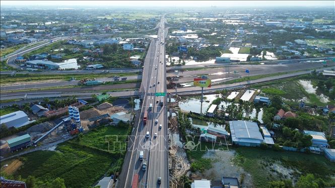 Tuyến cao tốc Bến Lức – Long Thành mở rộng kết nối các khu công nghiệp với hệ thống cảng biển, góp phần thúc đẩy giao thương liên vùng. Ảnh: Giang Phương - TTXVN