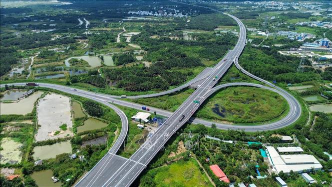 Hạ tầng giao thông tỉnh Tây Ninh kết nối với cao tốc, tạo điều kiện thuận lợi cho hoạt động vận chuyển hàng hóa, kết nối vùng sản xuất với các đầu mối giao thương và cảng biển. Ảnh: Giang Phương - TTXVN