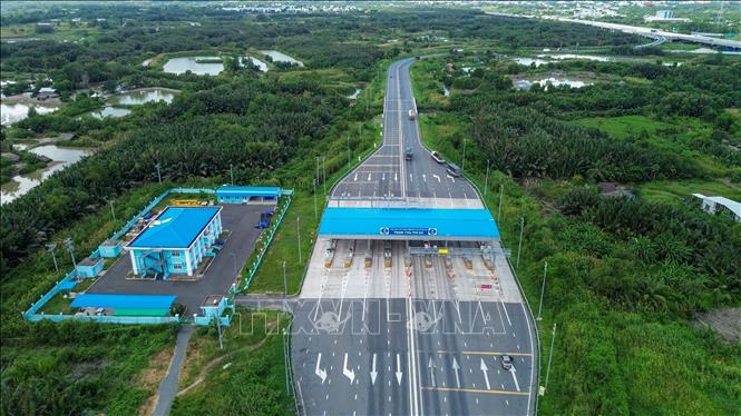 Hoạt động thu phí điện tử không dừng trên tuyến cao tốc góp phần nâng cao hiệu quả quản lý, khai thác tuyến đường. Ảnh: Giang Phương - TTXVN