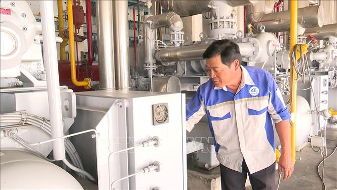Công nhân Công ty Cổ phần Anpha-AG ở Khu công nghiệp Long Hậu, tỉnh Tây Ninh điều hành hệ thống máy. Ảnh: Thanh Bình -TTXVN