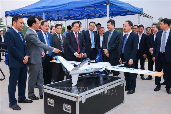 Phó Thủ tướng Hồ Quốc Dũng và các đại biểu tham quan các sản phẩm UAV tại 