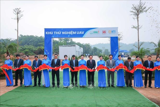 Phó Thủ tướng Hồ Quốc Dũng và các đại biểu thực hiện nghi Lễ cắt băng khánh thành 