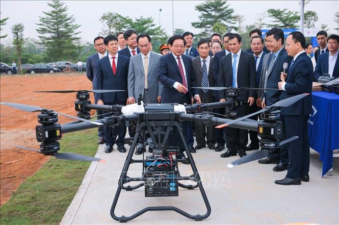 Phó Thủ tướng Hồ Quốc Dũng và các đại biểu tham quan các sản phẩm UAV tại 