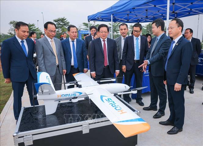 Phó Thủ tướng Hồ Quốc Dũng và các đại biểu tham quan các sản phẩm UAV tại 