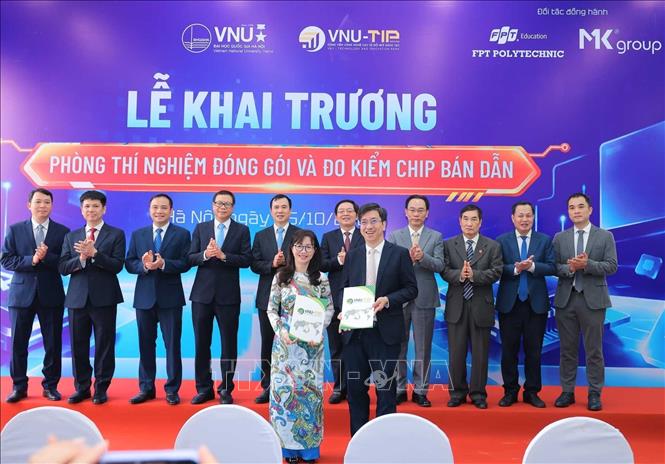 Phó Thủ tướng Hồ Quốc Dũng và các đại biểu chứng kiến trao thoả thuận hợp tác tại 