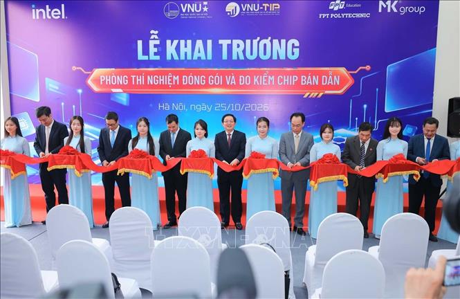 Phó Thủ tướng Hồ Quốc Dũng và các đại biểu cắt băng khánh thành 
