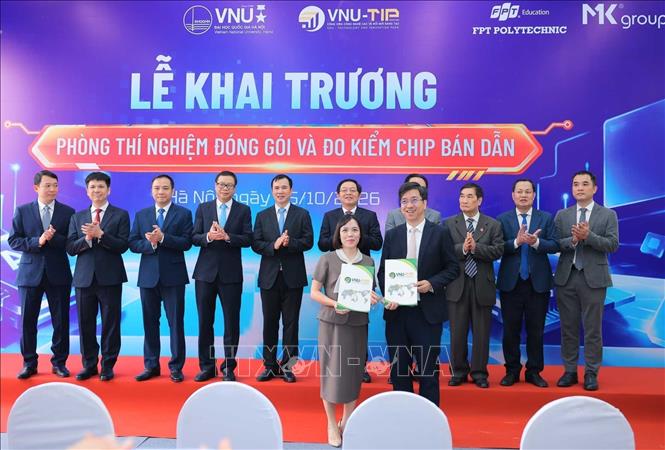 Phó Thủ tướng Hồ Quốc Dũng và các đại biểu chứng kiến trao thoả thuận hợp tác tại 
