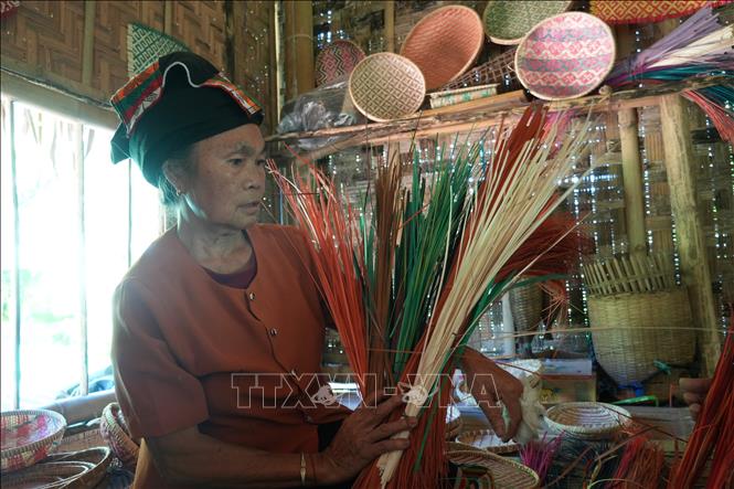 Vi Thi Hong, a resident of Chinh Yen village in Con Cuong commune (Nghe An), is dedicated to preserving the traditional craft of bamboo and rattan weaving. VNA Photo: Bích Huệ