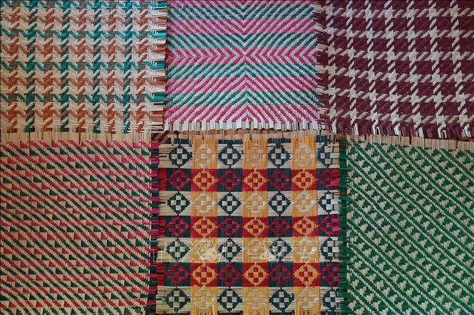 Products featuring intricate designs—such as flowers, foliage, animals, and natural elements characteristic of the mountainous forests inhabited by the Thai ethnic people—are popular among customers in European countries. VNA Photo: Bích Huệ