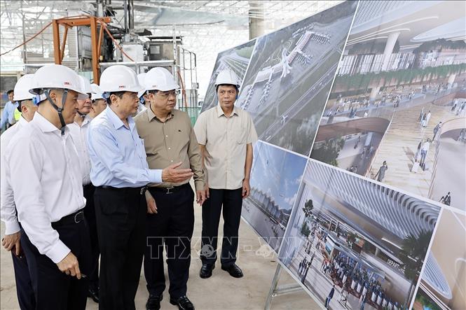 Chủ tịch Quốc hội Trần Thanh Mẫn đến kiểm tra Dự án đầu tư mở rộng Cảng hàng không quốc tế Phú Quốc. Ảnh: Doãn Tấn - TTXVN