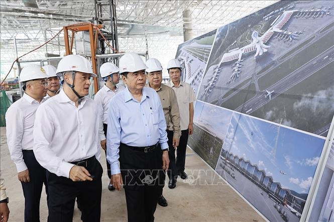 Chủ tịch Quốc hội Trần Thanh Mẫn đến kiểm tra Dự án đầu tư mở rộng Cảng hàng không quốc tế Phú Quốc. Ảnh: Doãn Tấn - TTXVN