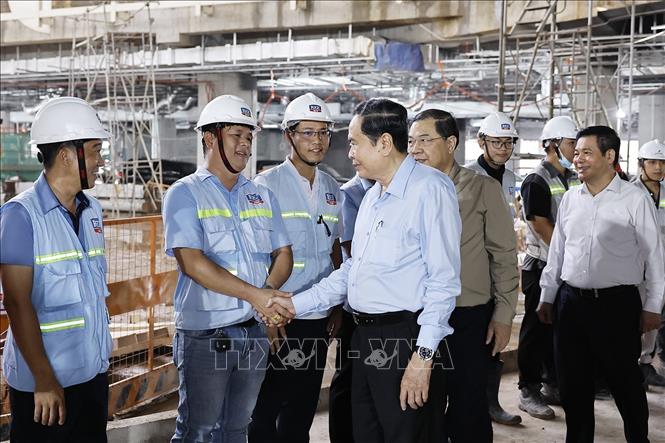 Chủ tịch Quốc hội Trần Thanh Mẫn gặp gỡ cán bộ, công nhân, kỹ sư đang thi công Dự án đầu tư mở rộng Cảng hàng không quốc tế Phú Quốc. Ảnh: Doãn Tấn - TTXVN