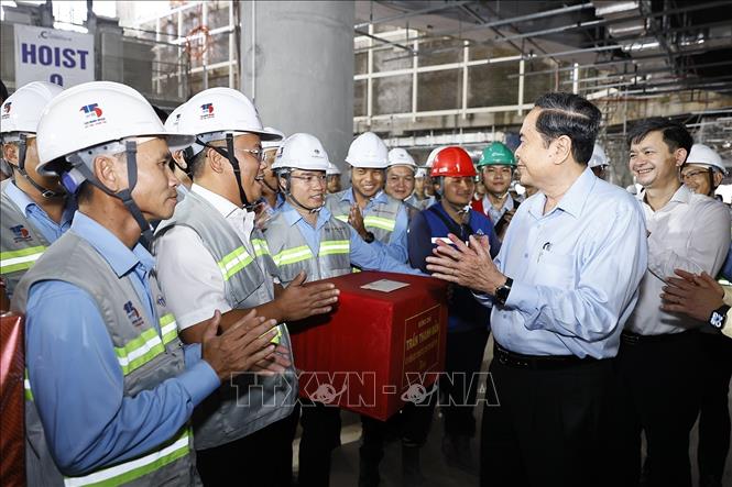 Chủ tịch Quốc hội Trần Thanh Mẫn gặp gỡ cán bộ, công nhân tại Dự án đầu tư mở rộng Cảng hàng không quốc tế Phú Quốc. Ảnh: Doãn Tấn - TTXVN