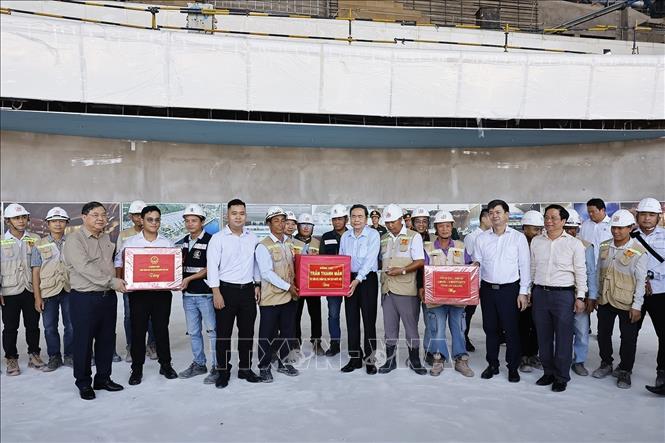 Chủ tịch Quốc hội Trần Thanh Mẫn tặng quà cán bộ, công nhân, kỹ sư đang thi công Dự án đầu tư mở rộng Cảng hàng không quốc tế Phú Quốc. Ảnh: Doãn Tấn - TTXVN
