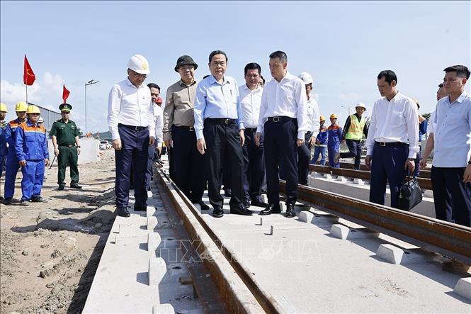 Chủ tịch Quốc hội Trần Thanh Mẫn cùng Đoàn công tác đến kiểm tra Dự án đường tỉnh ĐT.975 và Dự án Tuyến tàu điện đô thị đoạn 1. Ảnh: Doãn Tấn - TTXVN