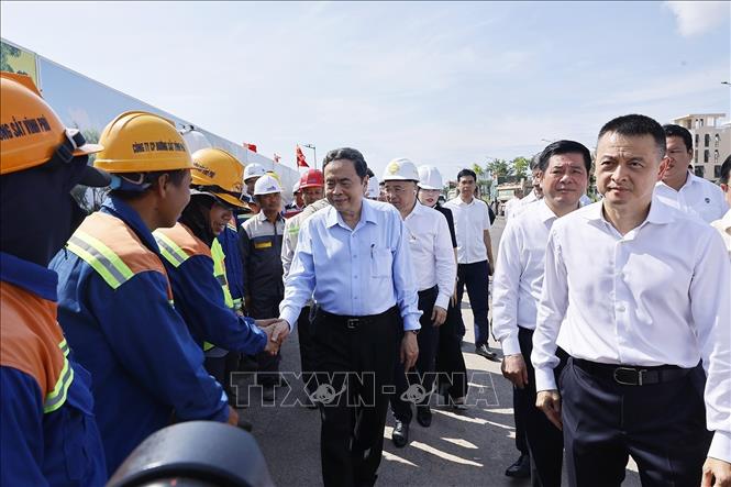 Chủ tịch Quốc hội Trần Thanh Mẫn cùng Đoàn công tác đến kiểm tra Dự án đường tỉnh ĐT.975 và Dự án Tuyến tàu điện đô thị đoạn 1. Ảnh: Doãn Tấn - TTXVN