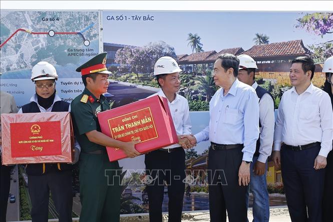 Chủ tịch Quốc hội Trần Thanh Mẫn cùng Đoàn công tác tặng quà đơn vị thi công Dự án đường tỉnh ĐT.975 và Dự án Tuyến tàu điện đô thị đoạn 1. Ảnh: Doãn Tấn - TTXVN