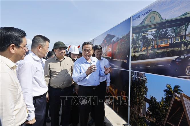 Chủ tịch Quốc hội Trần Thanh Mẫn cùng Đoàn công tác đến kiểm tra Dự án đường tỉnh ĐT.975 và Dự án Tuyến tàu điện đô thị đoạn 1. Ảnh: Doãn Tấn - TTXVN
