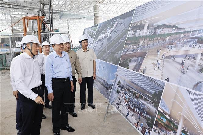 Chủ tịch Quốc hội Trần Thanh Mẫn đến kiểm tra Dự án đầu tư mở rộng Cảng hàng không quốc tế Phú Quốc. Ảnh: Doãn Tấn - TTXVN