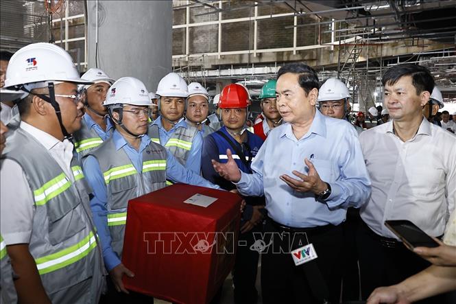 Chủ tịch Quốc hội Trần Thanh Mẫn trao đổi với cán bộ, công nhân khi đến kiểm tra Dự án đầu tư mở rộng Cảng hàng không quốc tế Phú Quốc. Ảnh: Doãn Tấn - TTXVN