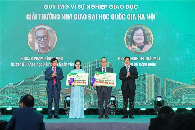 PGS.TS Phạm Hồng Long - Trường Đại học Khoa học Xã hội và Nhân văn và PGS.TS Đinh Thị Thái Mai - Trường Đại học Công nhận vinh danh vì sự nghiệp giáo dục. Ảnh: Hoàng Hiếu - TTXVNx`