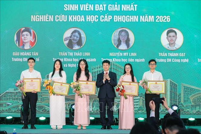 Vinh danh sinh viên đạt giải Nhất nghiên cứu khoa học cấp Đại học Quốc gia Hà Nội năm 2026. Ảnh: Hoàng Hiếu - TTXVN