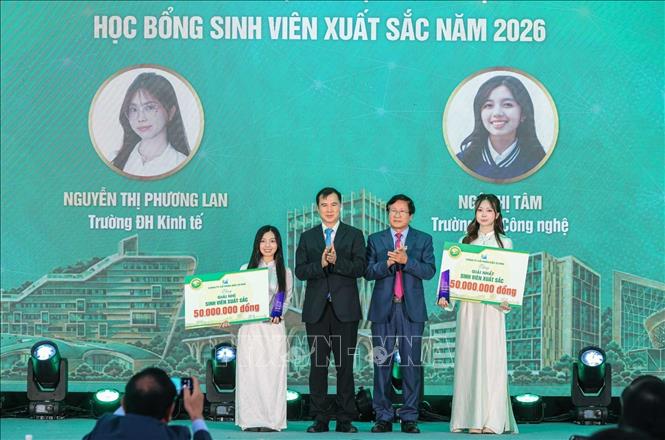 Trao học bổng cho sinh viên xuất sắc năm học 2026 cho sinh viên Ngô Thị Tâm - Trường Đại học Công nghệ (Giải Nhất) và sinh viên Nguyễn Thị Phương Lan (Trường Đại học Kinh tế (Giải Nhì). Ảnh: Hoàng Hiếu - TTXVN