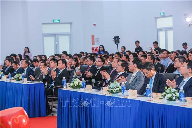 Phó Thủ tướng Hồ Quốc Dũng, Bộ trưởng Bộ Giáo dục và Đào tạo Hoàng Minh Sơn, Thứ trưởng Thường trực Bộ Khoa học và Công nghệ Lê Xuân Định, Giám đốc Đại học Quốc gia Hà Nội Bùi Thế Duy và các đại biểu tham dự buổi lễ. Ảnh: Hoàng Hiếu - TTXVN