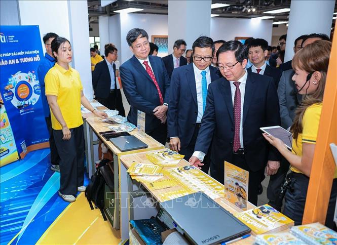 Phó Thủ tướng Hồ Quốc Dũng và các đại biểu tham quan các sản phẩm của Tổng công ty Bưu điện Việt Nam. Ảnh: Hoàng Hiếu - TTXVN 