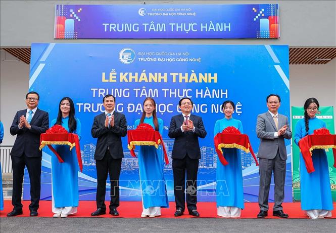 Phó Thủ tướng Hồ Quốc Dũng, Bộ trưởng Bộ Giáo dục và Đào tạo Hoàng Minh Sơn và các đại biểu thực hiện nghi Lễ cắt băng và khánh thành Trung tâm thực hành tập trung của Trường Đại học Công nghệ. Ảnh: Hoàng Hiếu - TTXVN 