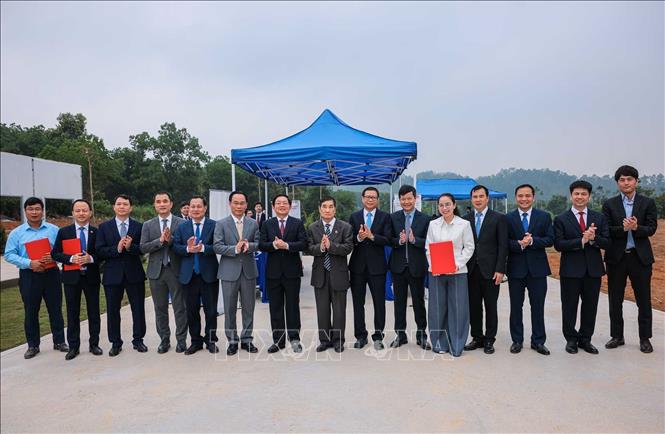 Phó Thủ tướng Hồ Quốc Dũng và các đại biểu chứng kiến lễ trao văn kiện hợp tác tại khu thử nghiệm UAV và chương trình thử nghiệm bay ngoài trời. Ảnh: Hoàng Hiếu - TTXVN 