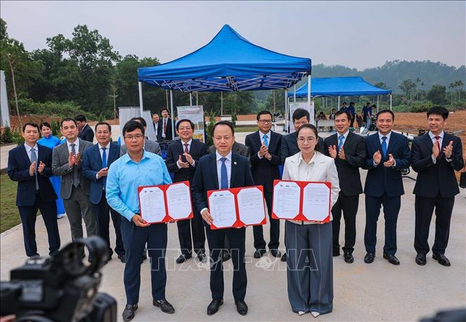 Phó Thủ tướng Hồ Quốc Dũng và các đại biểu chứng kiến lễ trao văn kiện hợp tác tại khu thử nghiệm UAV và chương trình thử nghiệm bay ngoài trời. Ảnh: Hoàng Hiếu - TTXVN 