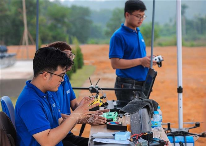Trình diễn bay thử UAV tại Khu thử nghiệm UAV và chương trình thử nghiệm bay ngoài trời. Ảnh: Hoàng Hiếu - TTXVN