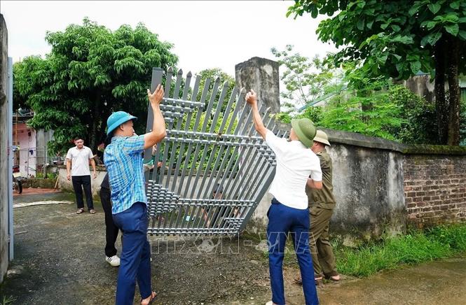 Người dân phối hợp cùng chính quyền địa phương giải phóng mặt bằng để làm đường tại thôn An Bá, xã Sơn Động, thành phố Bắc Ninh. Ảnh: Danh Lam - TTXVN