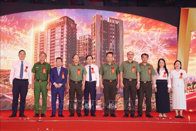 Đại diện lãnh đạo Bộ Công an, chính quyền địa phương, chủ đầu tư tại lễ khởi công dự án. Ảnh: Hồng Đạt - TTXVN