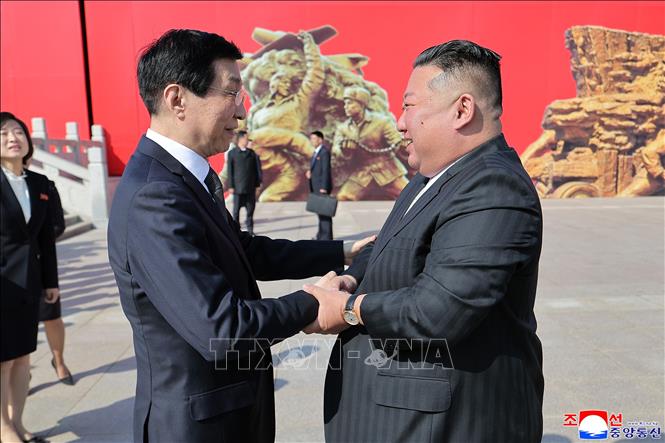 Nhà lãnh đạo Triều Tiên Kim Jong Un và ông Vương Hộ Ninh, Ủy viên Thường vụ Bộ Chính trị Đảng Cộng sản Trung Quốc, Chủ tịch Chính hiệp Toàn quốc Trung Quốc, tại cuộc gặp ở Đan Đông, Trung Quốc ngày 24/10/2026. Ảnh: YONHAP/TTXVN phát