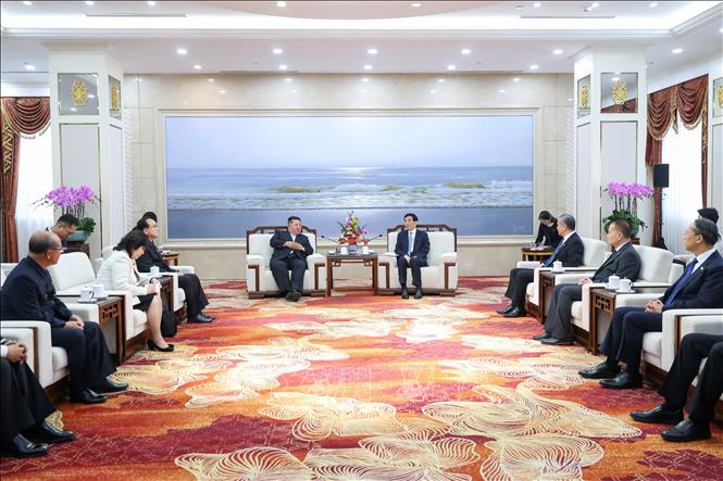 Nhà lãnh đạo Triều Tiên Kim Jong Un và ông Vương Hộ Ninh, Ủy viên Thường vụ Bộ Chính trị Đảng Cộng sản Trung Quốc, Chủ tịch Chính hiệp Toàn quốc Trung Quốc, tại cuộc gặp ở Đan Đông, Trung Quốc ngày 24/10/2026. Ảnh: THX/TTXVN phát