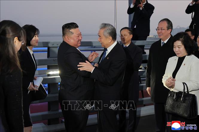 Nhà lãnh đạo Triều Tiên Kim Jong Un và Bộ trưởng Ngoại giao Trung Quốc tại cuộc gặp ở thành phố Đan Đông, tỉnh Liêu Ninh, Trung Quốc ngày 24/10/2026. Ảnh: KCNA/TTXVN phát