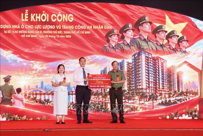 Thượng tướng Đặng Hồng Đức, Ủy viên Trung ương Đảng, Thứ trưởng Bộ Công an tặng quà Quỹ Vì người nghèo cho phường Thủ Đức. Ảnh: Hồng Đạt - TTXVN