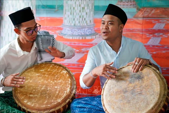 Sau một tháng Ramadan, đồng bào Chăm Islam đón Tết Raya Aidil Fitri trong niềm vui và sự háo hức. Ảnh: Khánh Hoà - TTXVN
