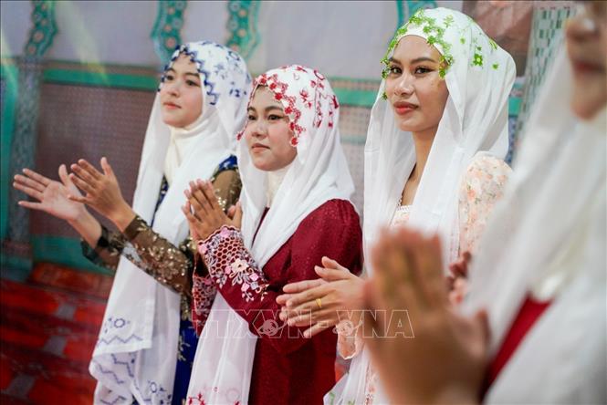 Sau một tháng Ramadan, đồng bào Chăm Islam đón Tết Raya Aidil Fitri trong niềm vui và sự háo hức. Ảnh: Khánh Hoà - TTXVN

