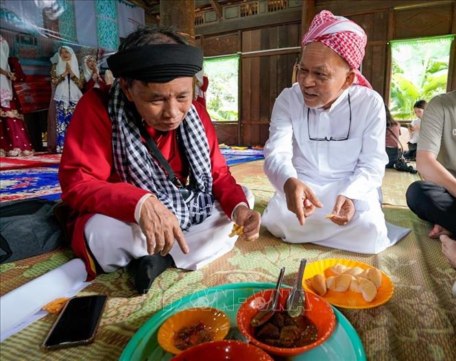 Những mâm bánh, món ăn được chuẩn bị chu đáo, cùng lời mời thân tình và câu chuyện đời thường tạo nên không khí ấm áp trong mỗi mái nhà. Ảnh: Khánh Hoà - TTXVN
